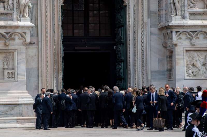 milano, piazza duomo prima dei funerali di silvio berlusconi 7