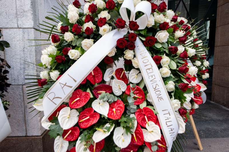 milano, piazza duomo prima dei funerali di silvio berlusconi 8