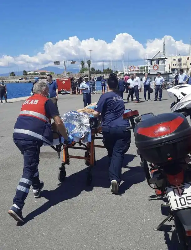 naufragio di un barcone di migranti a pylos, in grecia   7