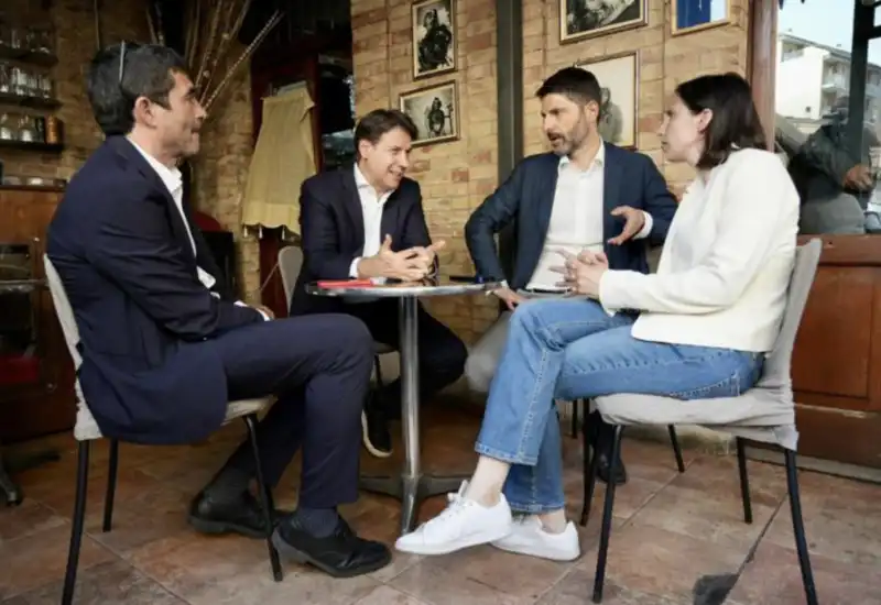 NICOLA FRATOIANNI GIUSEPPE CONTE ELLY SCHLEIN ROBERTO GRAVINA IN UN BAR IN MOLISE