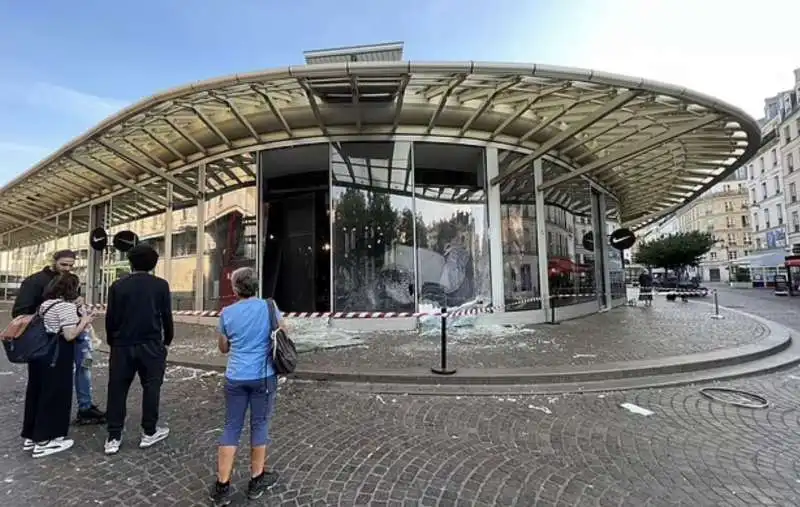 nike store distrutto a parigi 