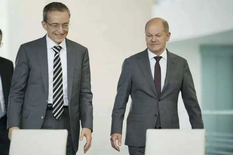 olaf scholz con il ceo di intel pat gelsinger