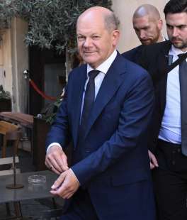 olaf scholz in un bar di piazza di pietra a roma 1