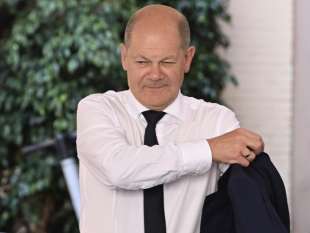 olaf scholz in un bar di piazza di pietra a roma 2