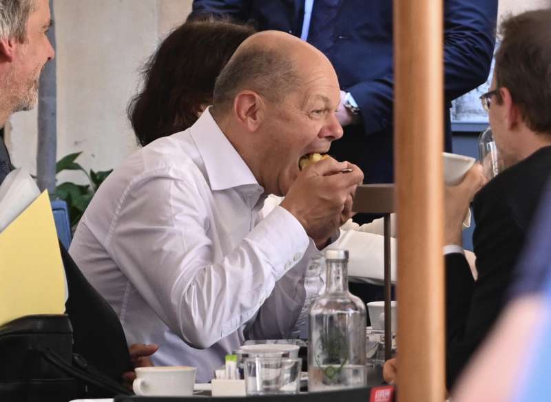 olaf scholz in un bar di piazza di pietra a roma 4