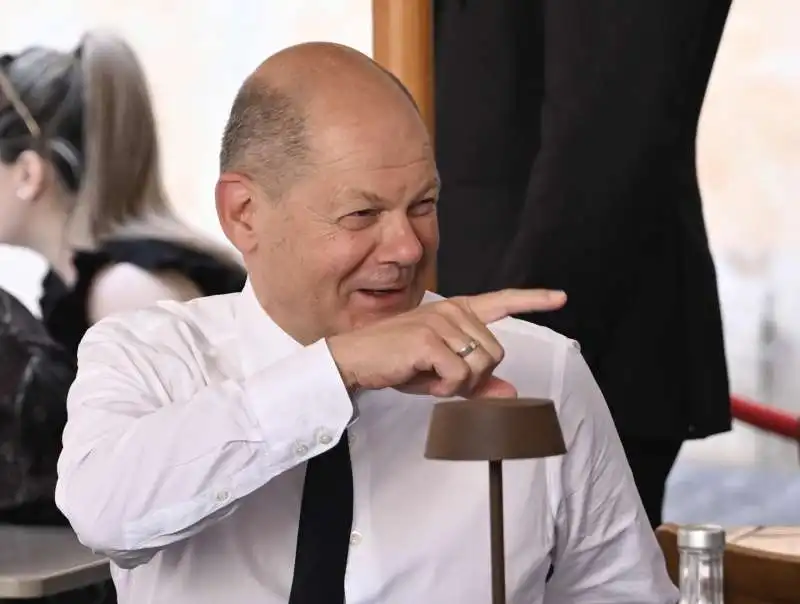 olaf scholz in un bar di piazza di pietra a roma   5