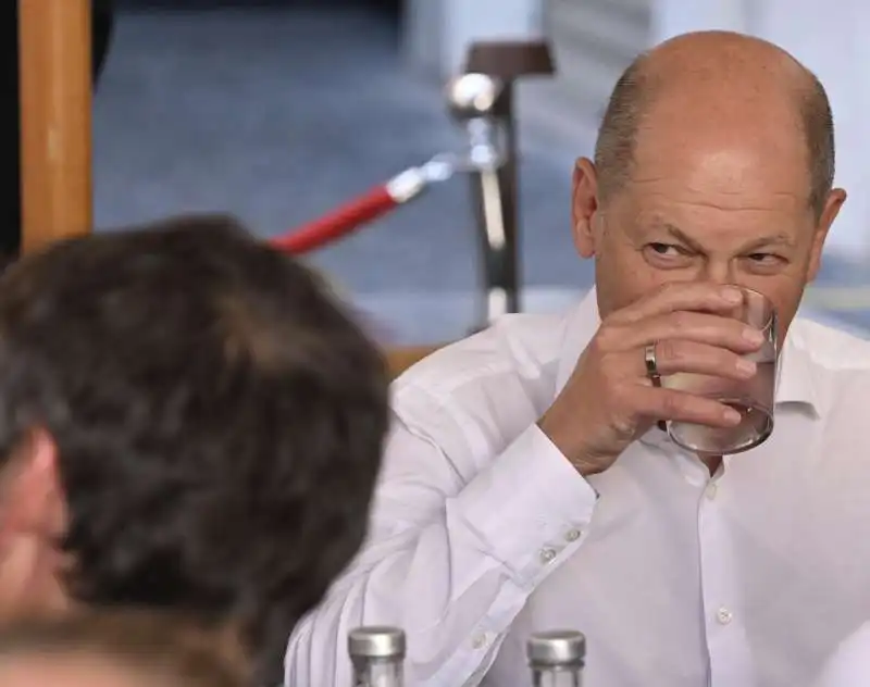 olaf scholz in un bar di piazza di pietra a roma   7