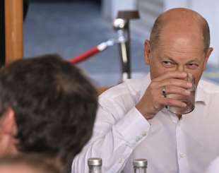 olaf scholz in un bar di piazza di pietra a roma 7