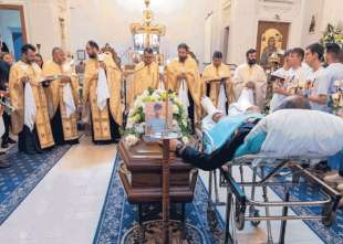 padre in barella al funerale del figlio 1