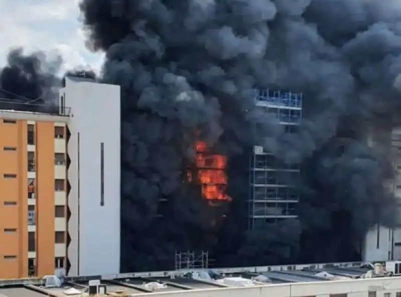 PALAZZO IN FIAMME A COLLI ANIENE - ROMA