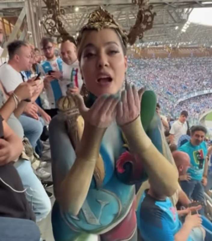 paola saulino nuda per lo scudetto del napoli 1