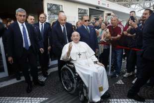 PAPA FRANCESCO LASCIA L OSPEDALE GEMELLI DI ROMA