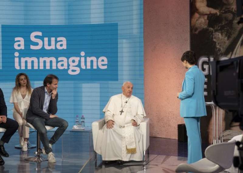 papa francesco negli studi rai