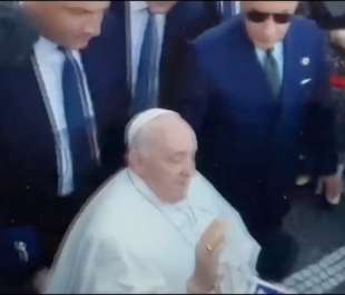 papa francesco scansa il microfono del tg1 all'uscita del gemelli