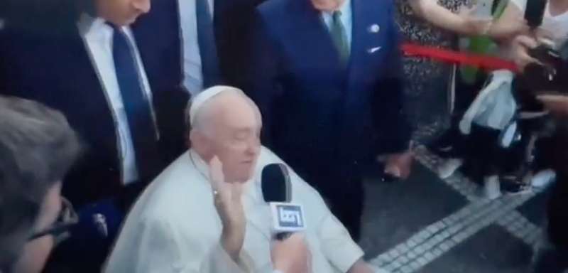 papa francesco scansa il microfono del tg1 all'uscita del gemelli