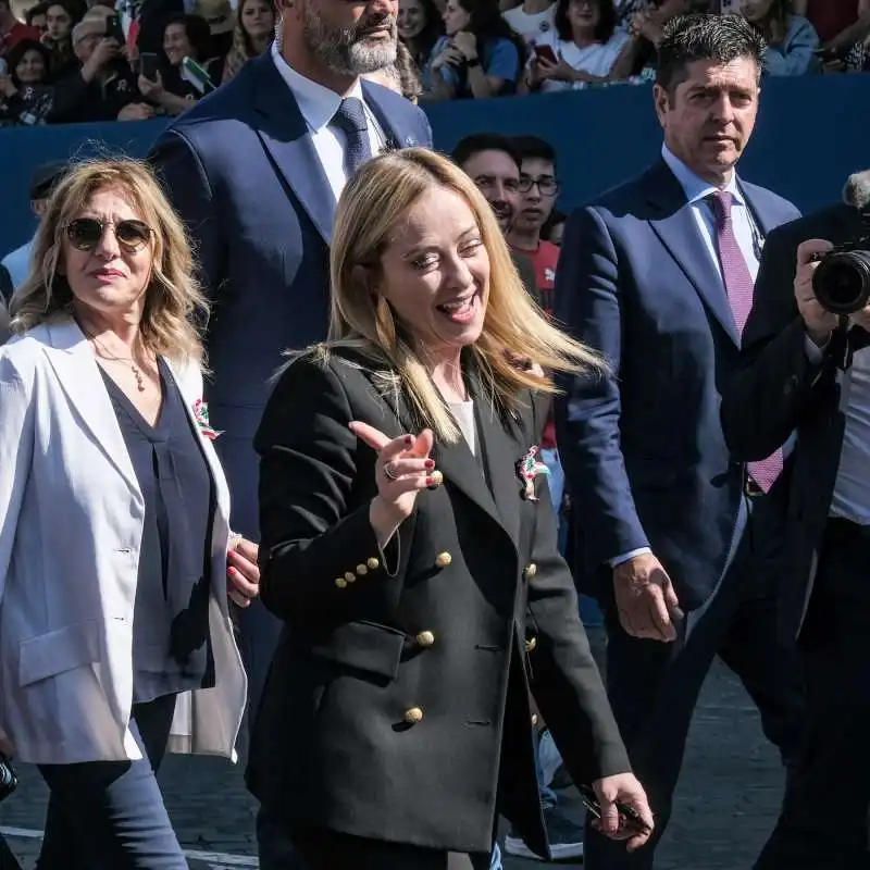 patrizia scurti e giorgia meloni alla parata del 2 giugno 