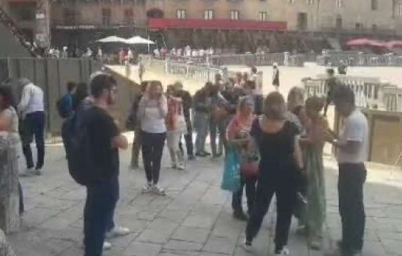 persone in piazza del campo a siena dopo il terremoto