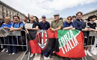 persone in piazza duomo funerali di silvio berlusconi 1