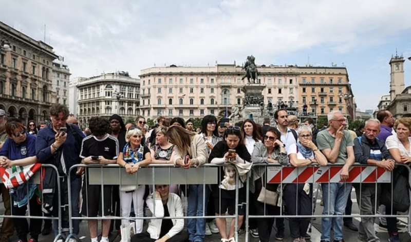 persone in piazza duomo funerali di silvio berlusconi