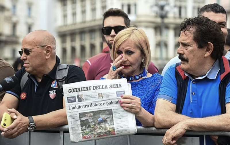 persone in piazza duomo funerali di silvio berlusconi