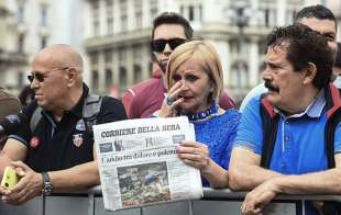 persone in piazza duomo funerali di silvio berlusconi