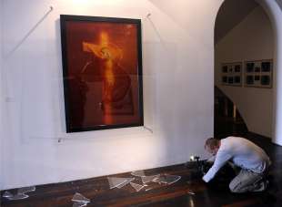 piss christ di andres serrano vandalizzata