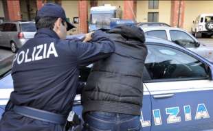 POLIZIOTTO ARRESTA UN UOMO