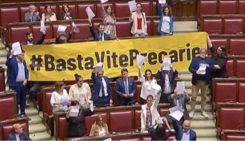 protesta del m5s contro il decreto lavoro 1