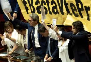 protesta del m5s contro il decreto lavoro 2