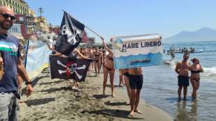 PROTESTE CONTRO IL NUMERO CHIUSO NELLE SPIAGGE DI NAPOLI