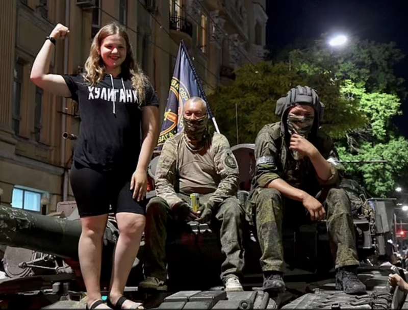 ragazza con i mercenari wagner