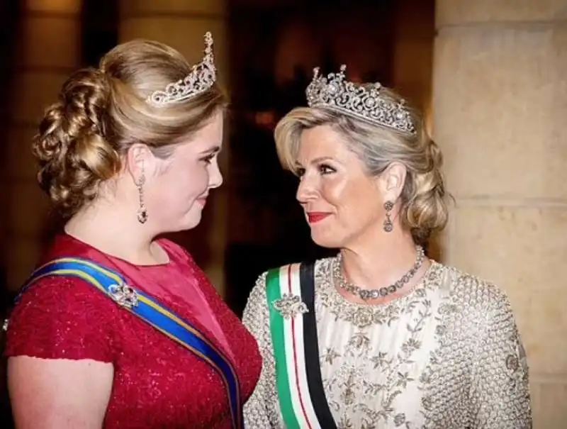 regina maxima di olanda con la principessa amalia  al matrimonio del principe hussein di giordania con rajwa al saif     