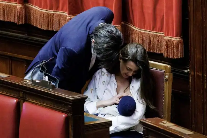 riccardo ricciardi con la compagna gilda sportiello in aula