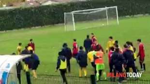 RISSA IN ORATORIO A SEREGNO DURANTE UNA PARTITA DI CALCIO TRA BAMBINI