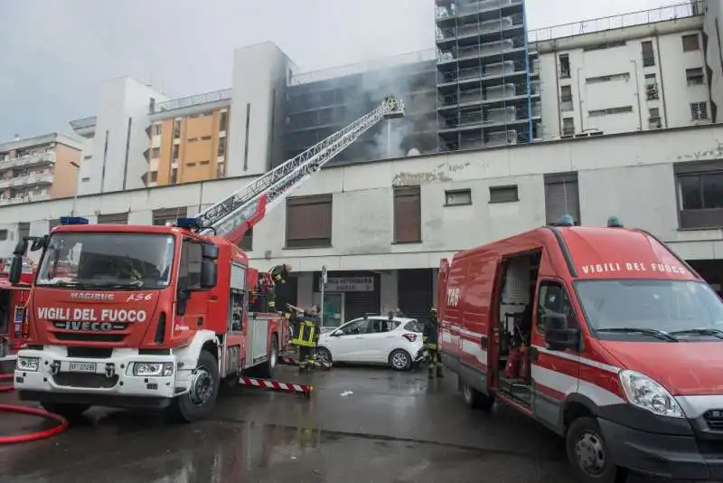 roma, incendio in palazzo in ristrutturazione a colli aniene   1