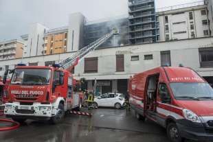 roma, incendio in palazzo in ristrutturazione a colli aniene 1