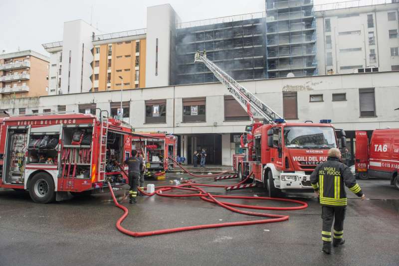 roma, incendio in palazzo in ristrutturazione a colli aniene 2