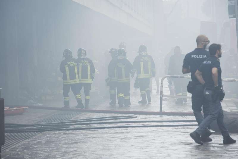 roma, incendio in palazzo in ristrutturazione a colli aniene 5