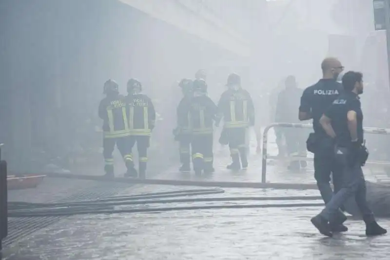 roma, incendio in palazzo in ristrutturazione a colli aniene   5