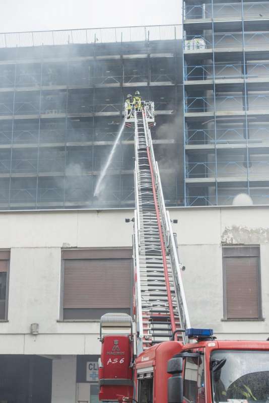 roma, incendio in palazzo in ristrutturazione a colli aniene 6