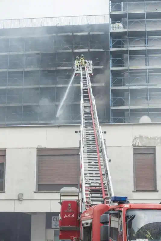 roma, incendio in palazzo in ristrutturazione a colli aniene   6