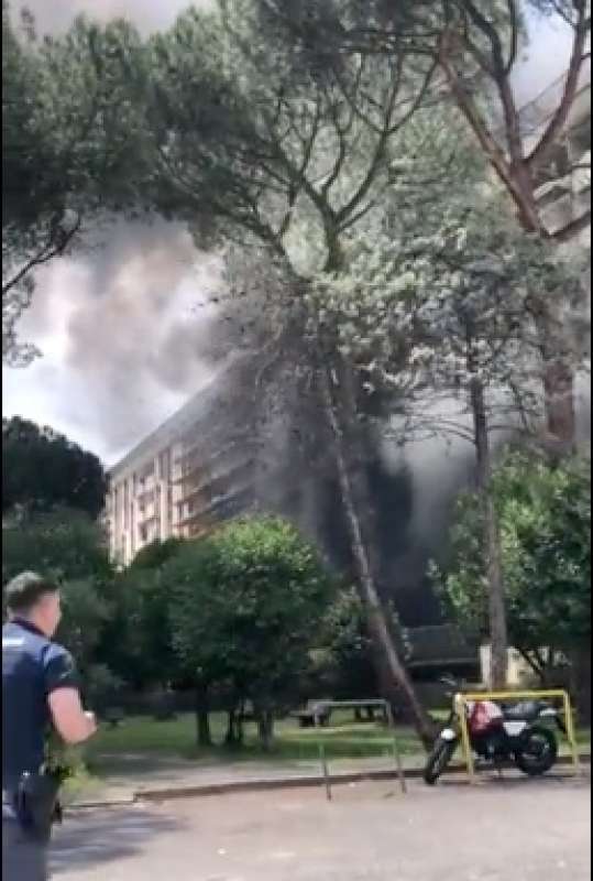 roma palazzo in fiamme a colli aniene 1