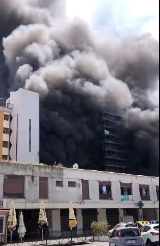 roma palazzo in fiamme a colli aniene 2