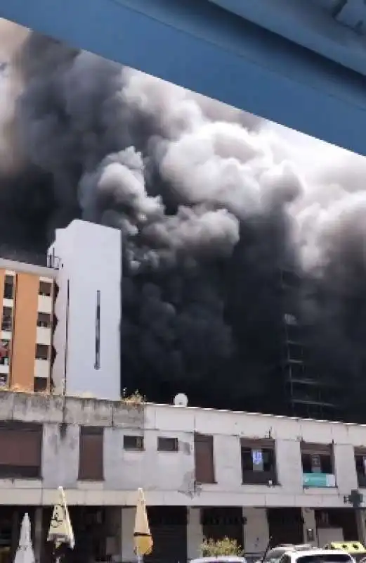 roma   palazzo in fiamme a colli aniene   3