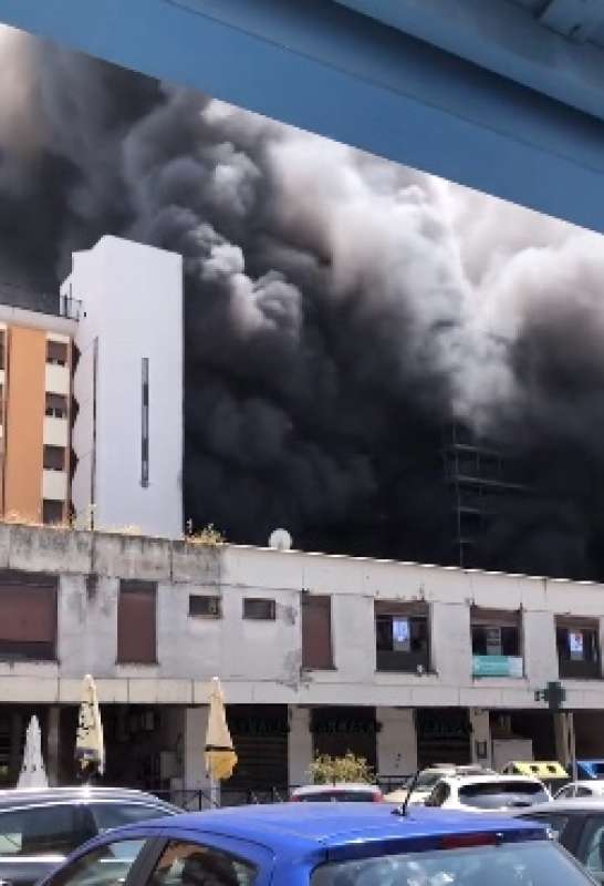 roma palazzo in fiamme a colli aniene 4