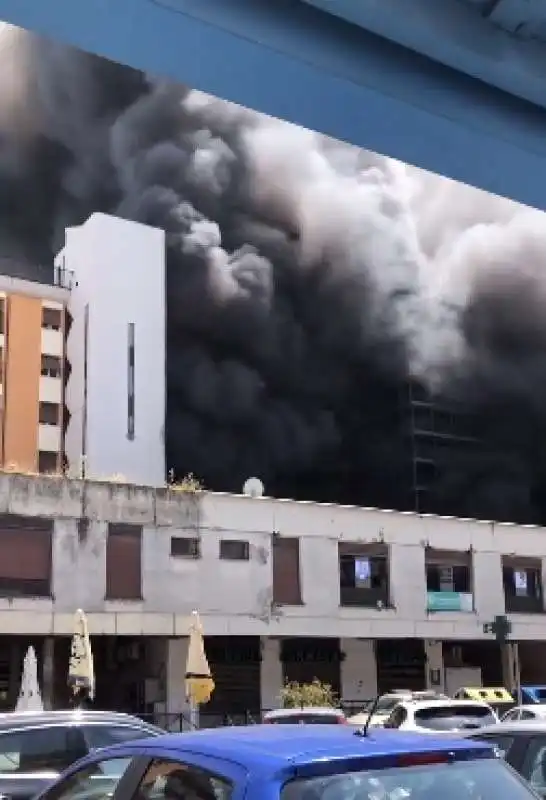 roma   palazzo in fiamme a colli aniene   4