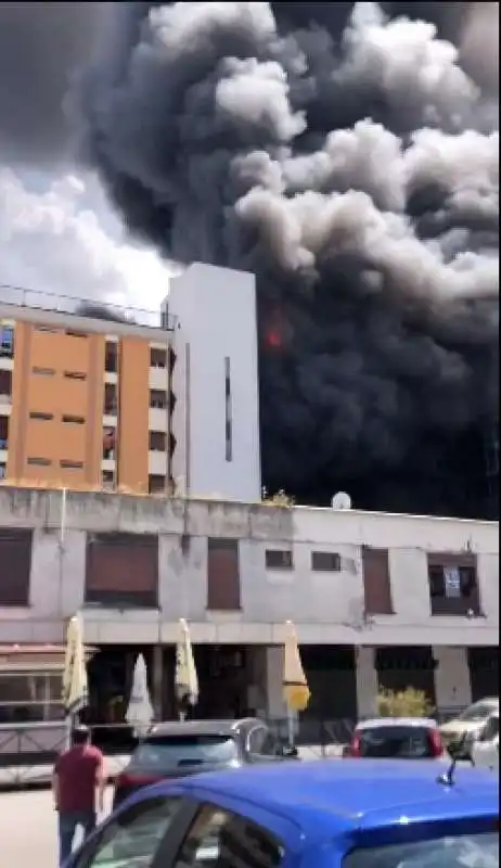 roma   palazzo in fiamme a colli aniene   5