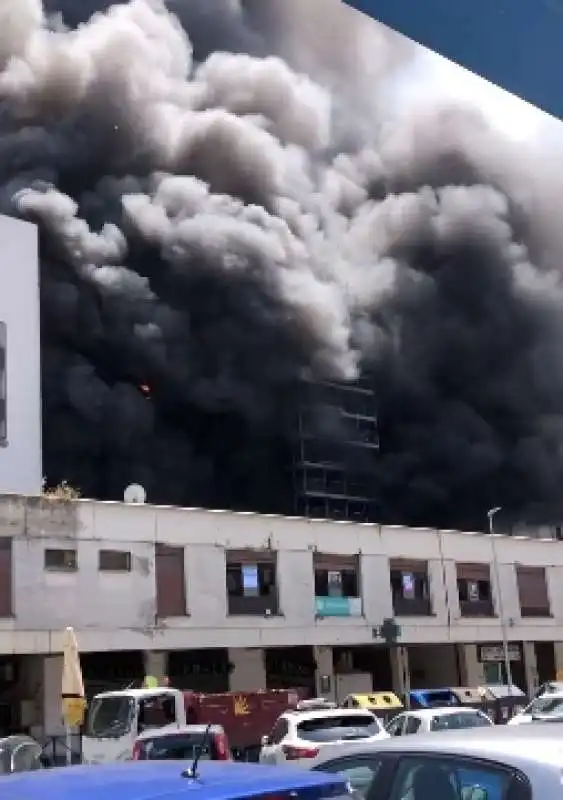 roma   palazzo in fiamme a colli aniene   7