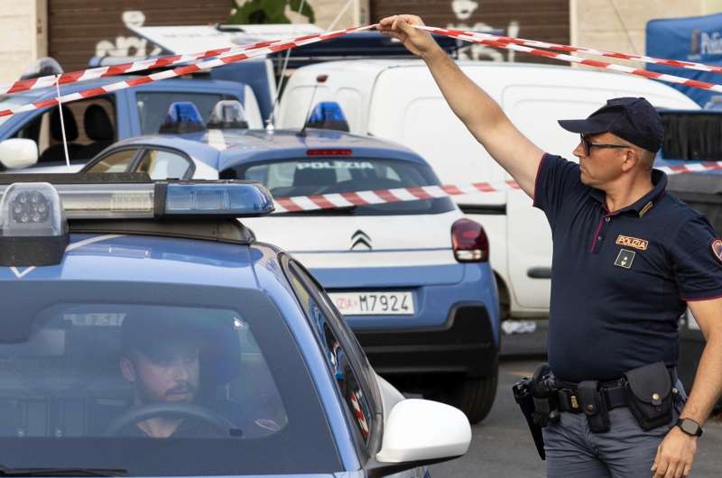 roma primavalle rilievi della polizia sul luogo del ritrovamento di un cadavere in un cassonetto 8