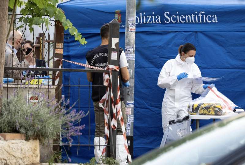 roma primavalle rilievi della polizia sul luogo del ritrovamento di un cadavere in un cassonetto 2